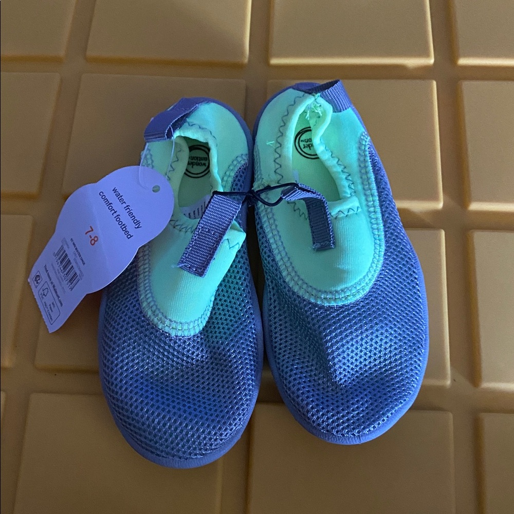 Swimming shoes